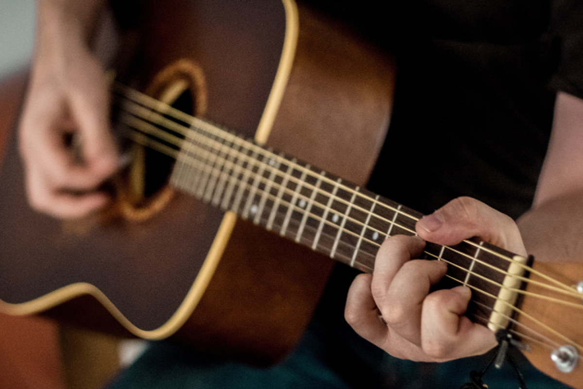 gitar akustik